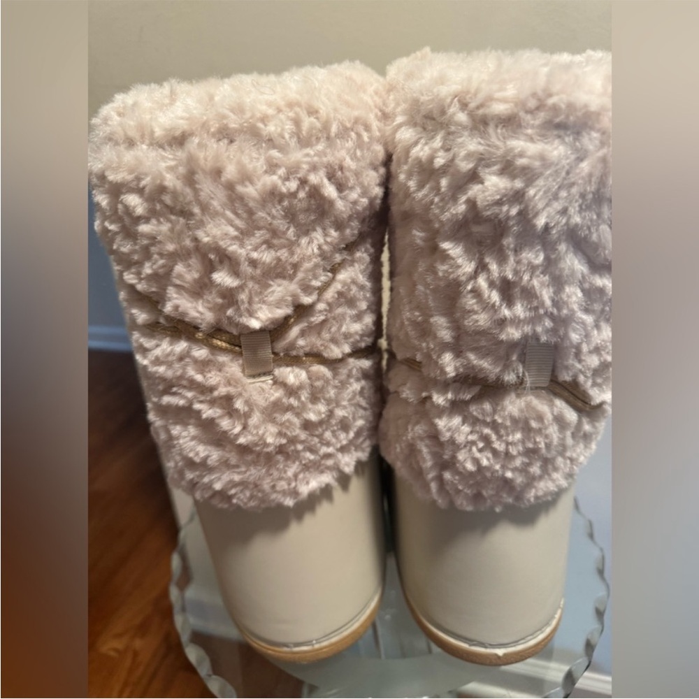 Shoe Dazzle Cream Fuzzy Winter Boots - Picture 3 of 6